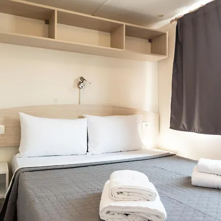 Castello * Néosz Marmarász