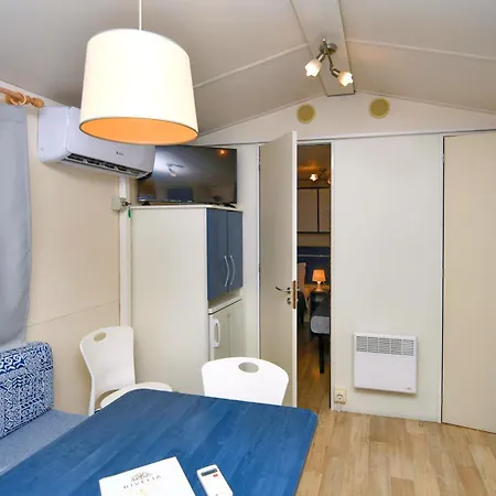 Castello * Néosz Marmarász